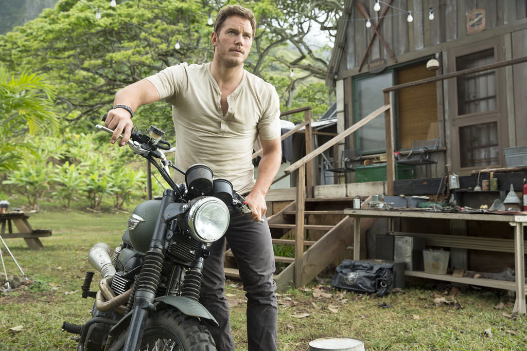 Chris-Pratt-Tight-T-Shirt-Jurassic-World-GIFs